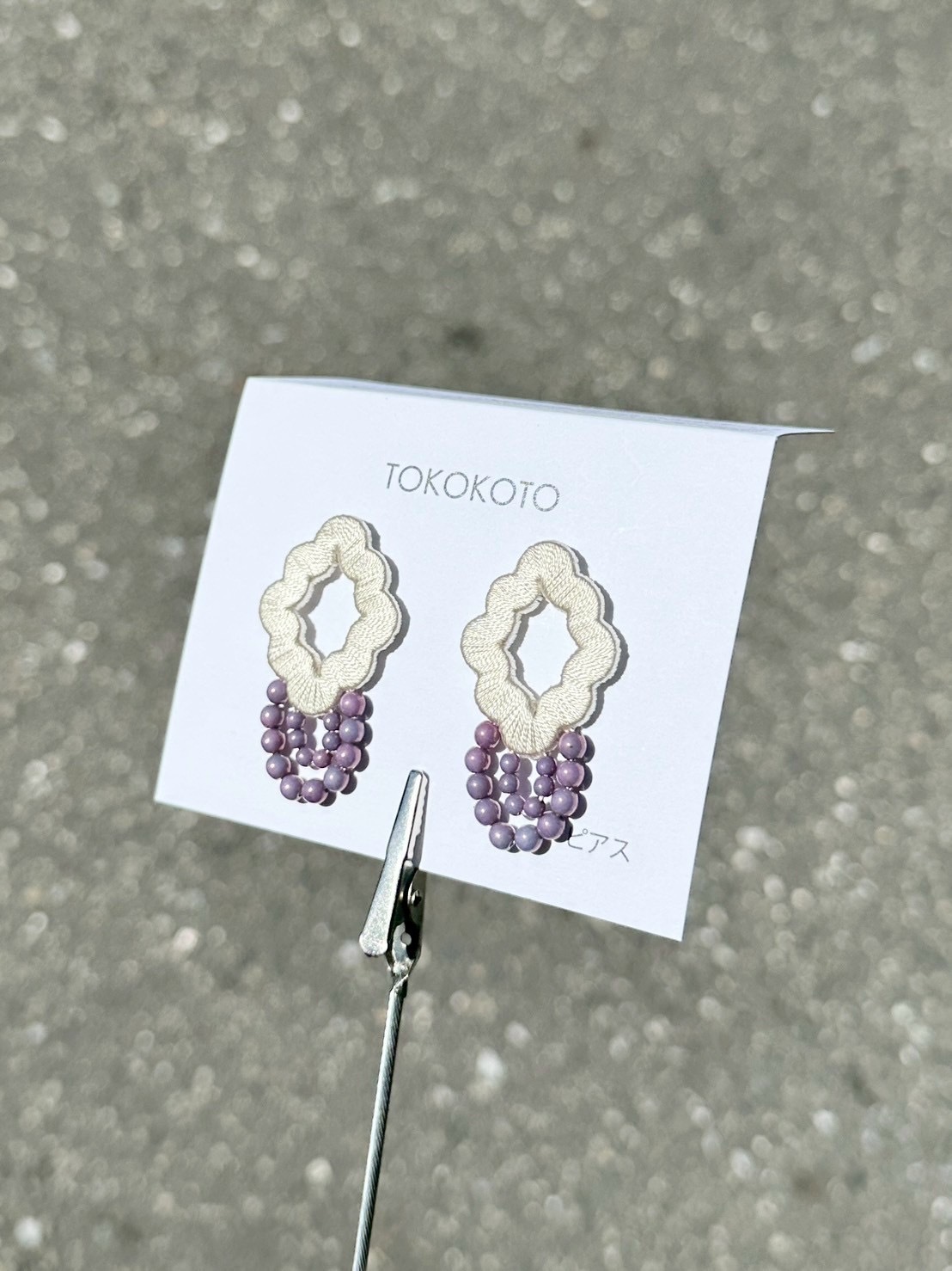 [TOKOKOTO] 刺繡荷葉花朵珠珠耳環 | 銀灰色 | 耳針 | NO.144