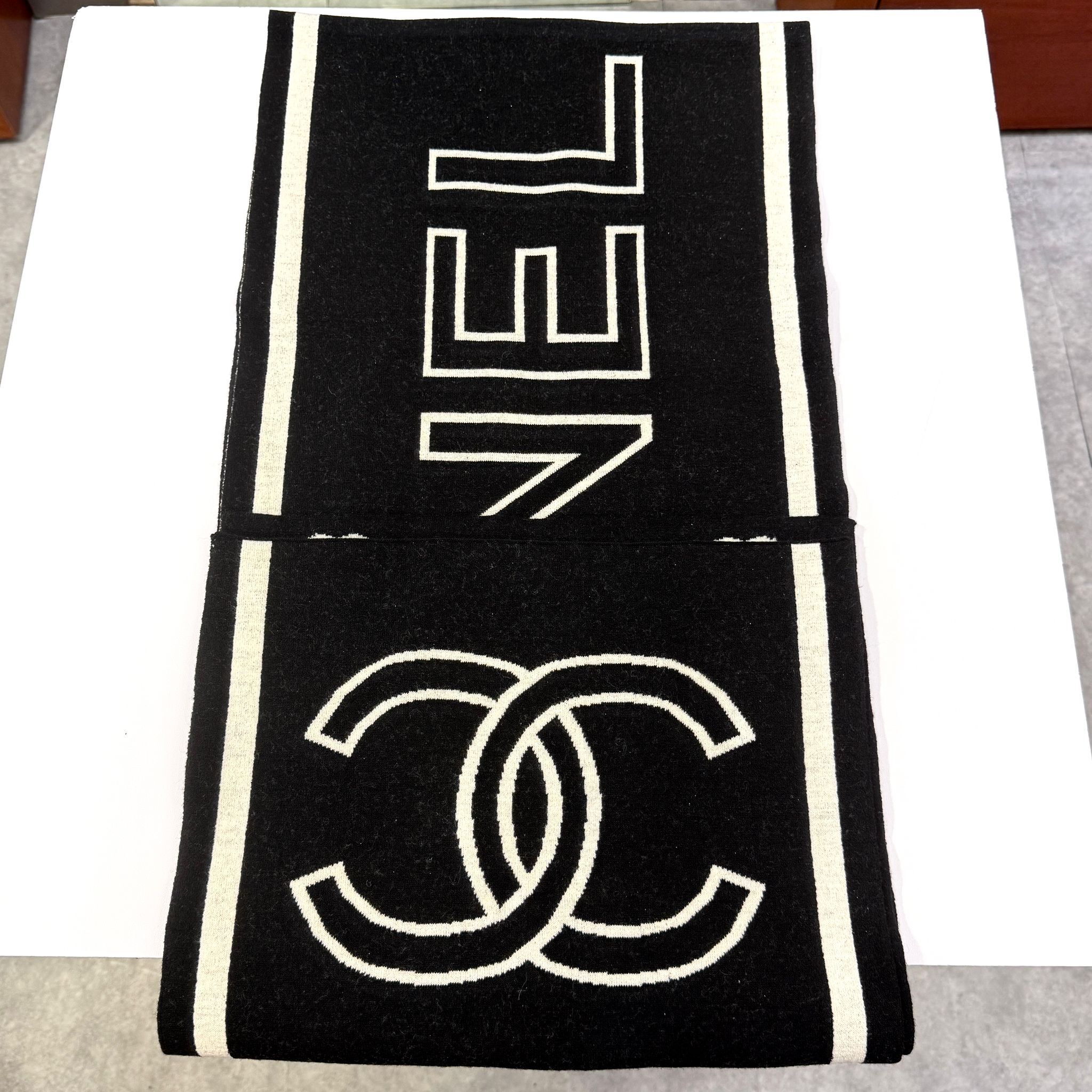 全新CHANEL圍巾/披肩 35X180cm 黑白色碎花字樣CC LOGO Cashmere羊毛針織 #BRAND NEW #香榭站正品