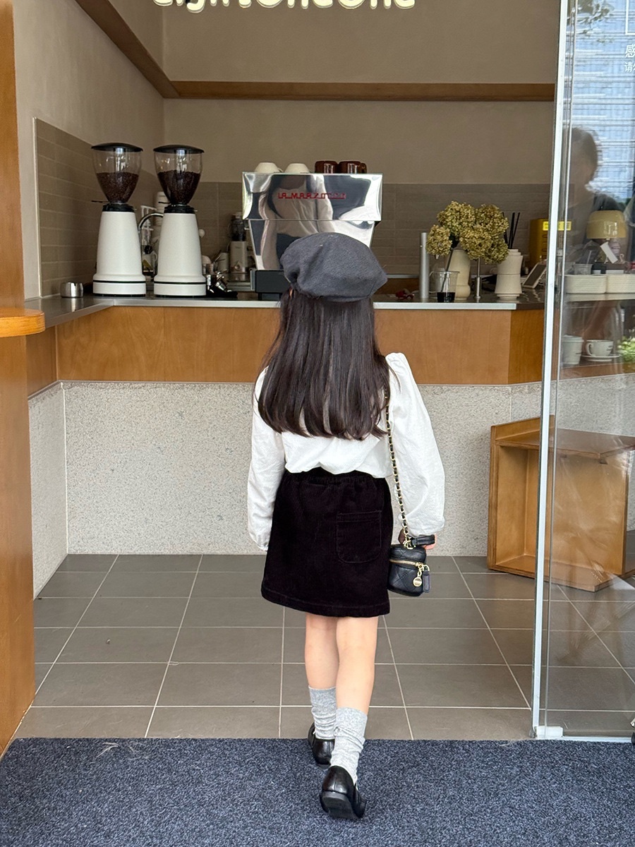 一把青米白復古上衣/黑色短裙