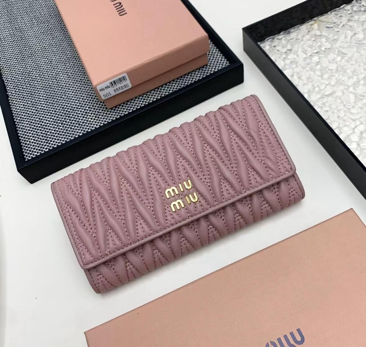 Miu Miu 皺皺長銀包