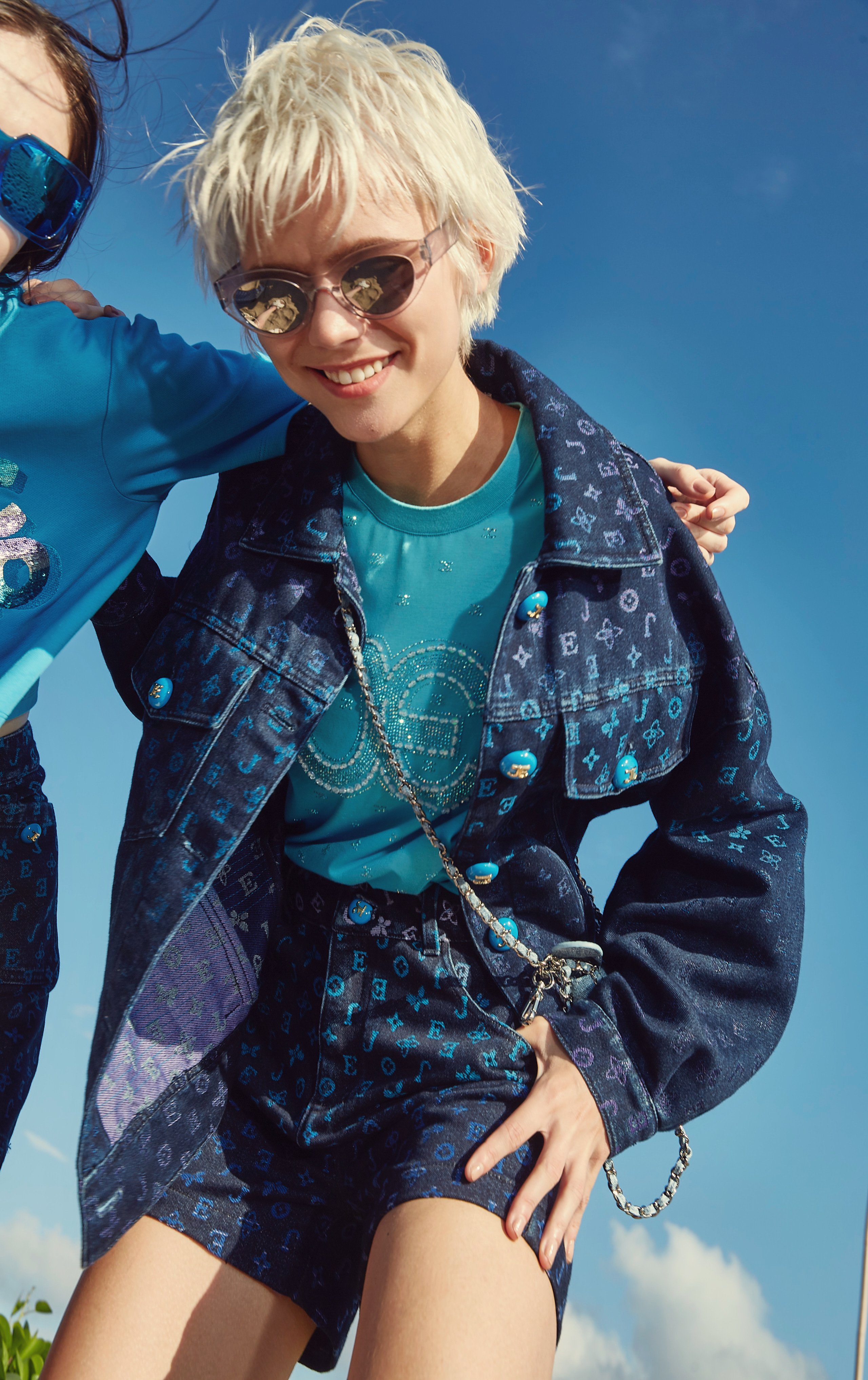 BD16919B1 新藝術花園變色龍漸變logo花短褲