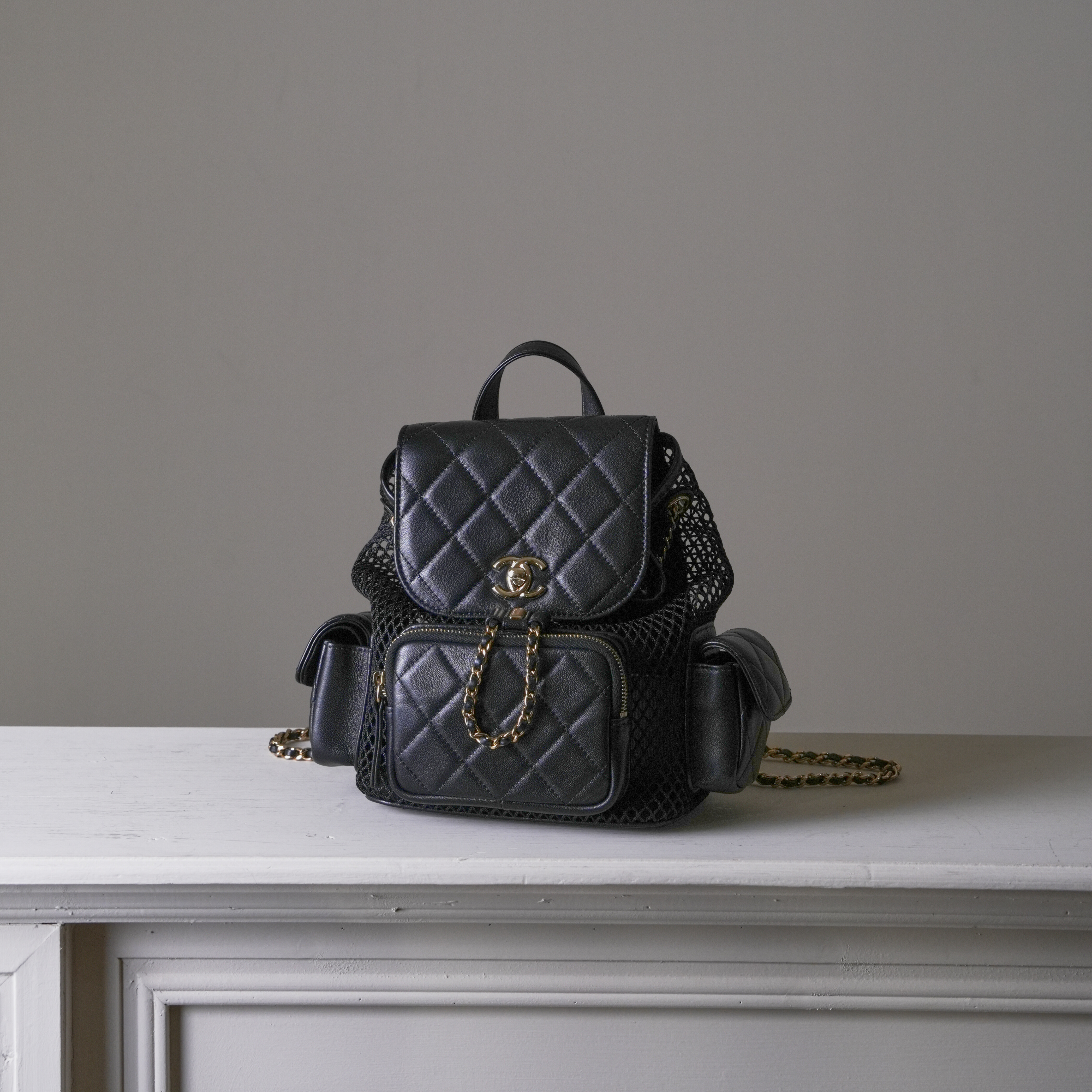 Chanel 黑色簍空網眼雙肩包