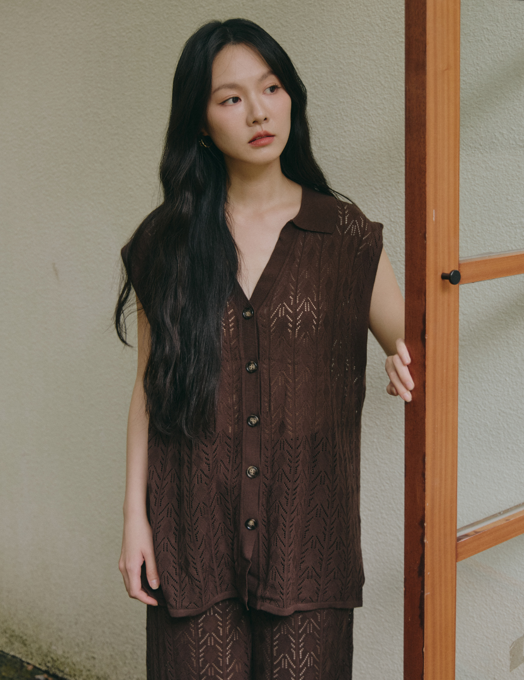 細織紋簍空排扣背心