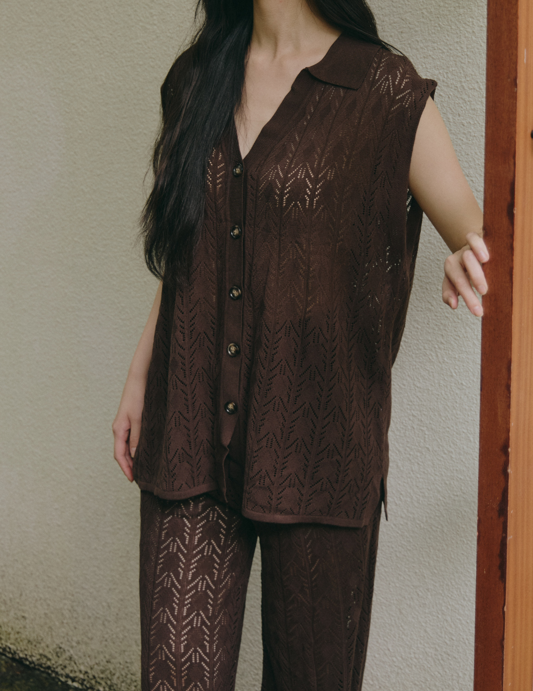 細織紋簍空排扣背心