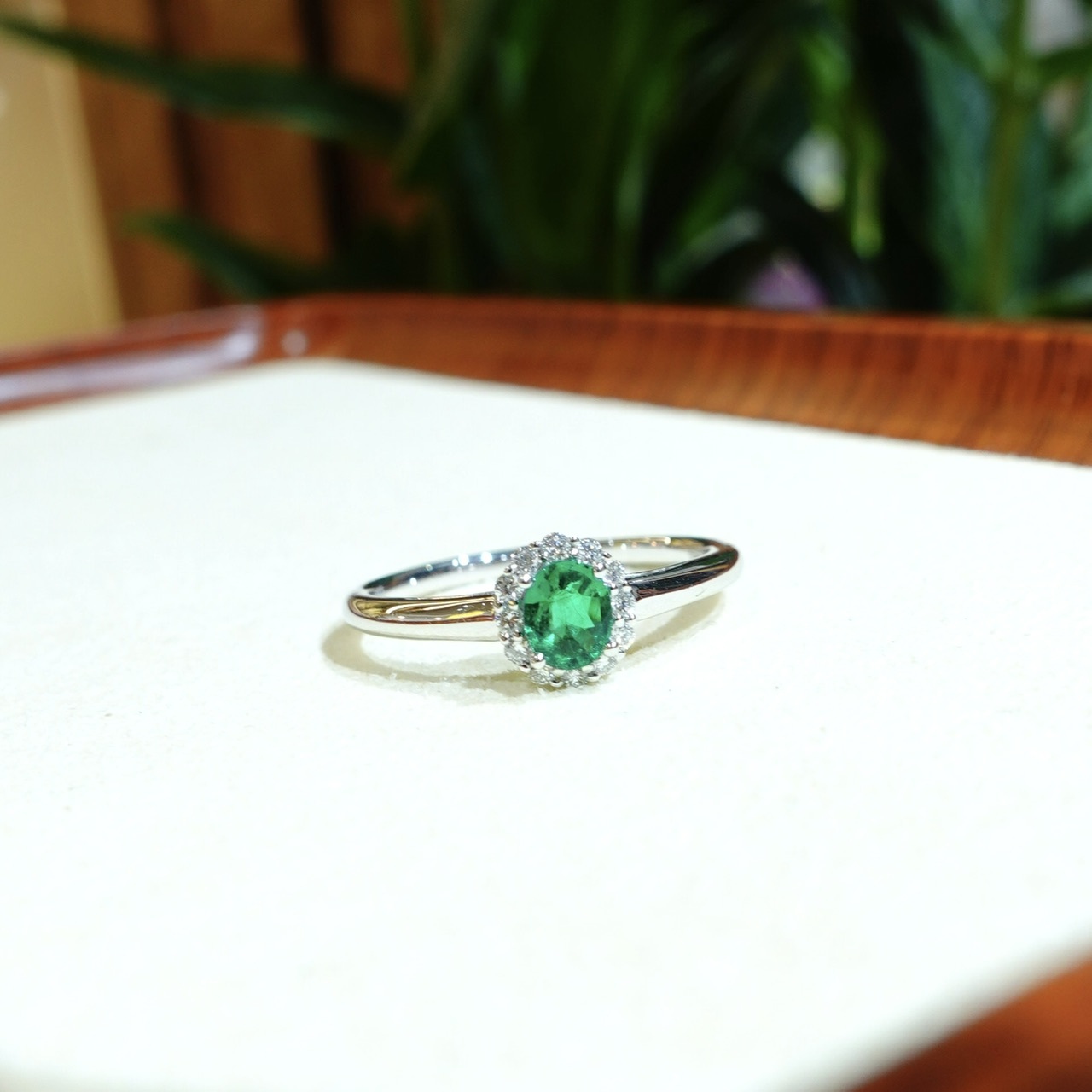 0.24ct哥倫比亞祖母綠18K金鑲嵌鑽石戒指