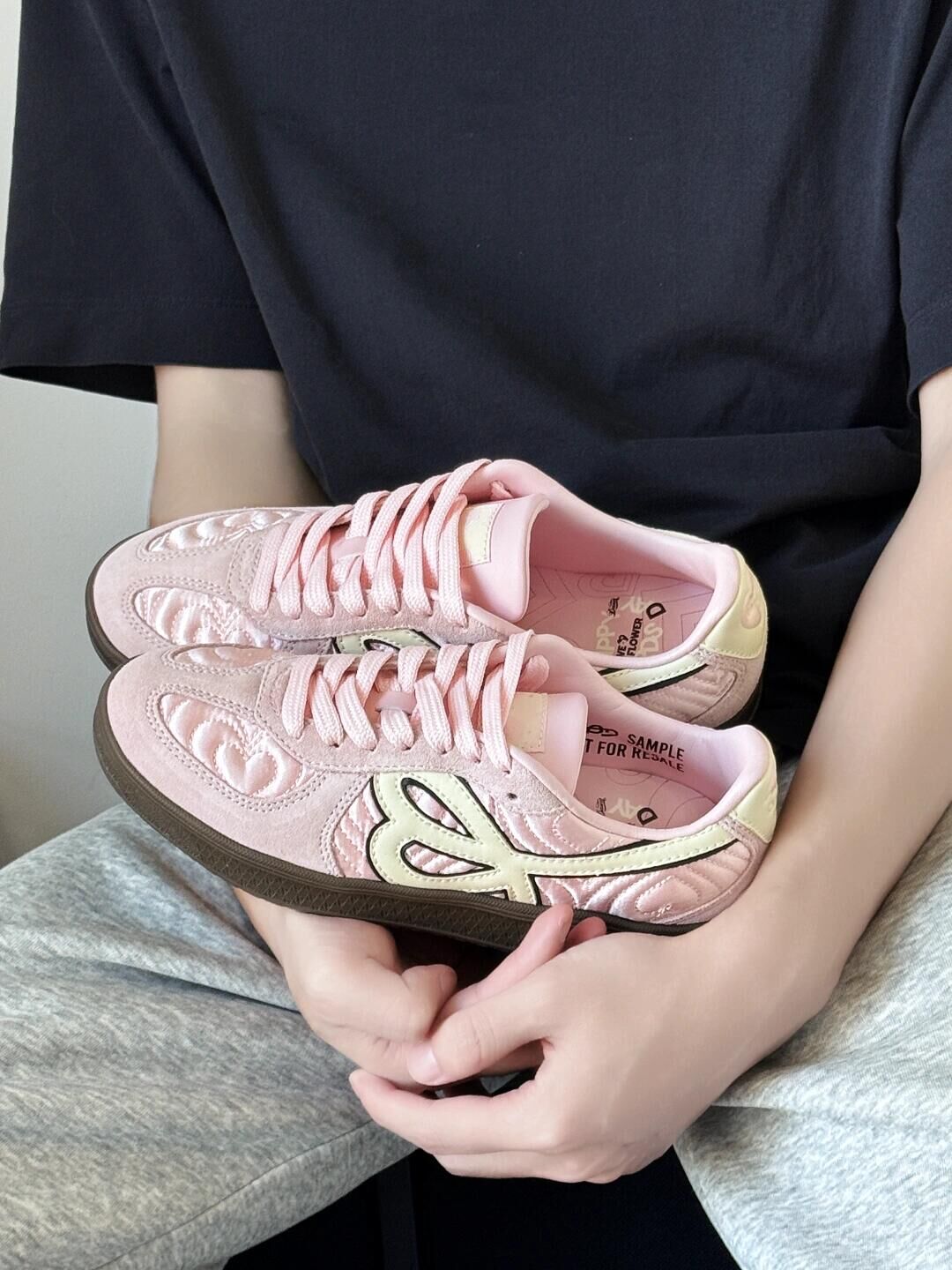 HBD x We Flower 小花鞋 麂皮 緞面 拼接 焦糖底 復古 德訓鞋 七夕粉 嫩粉色/預購