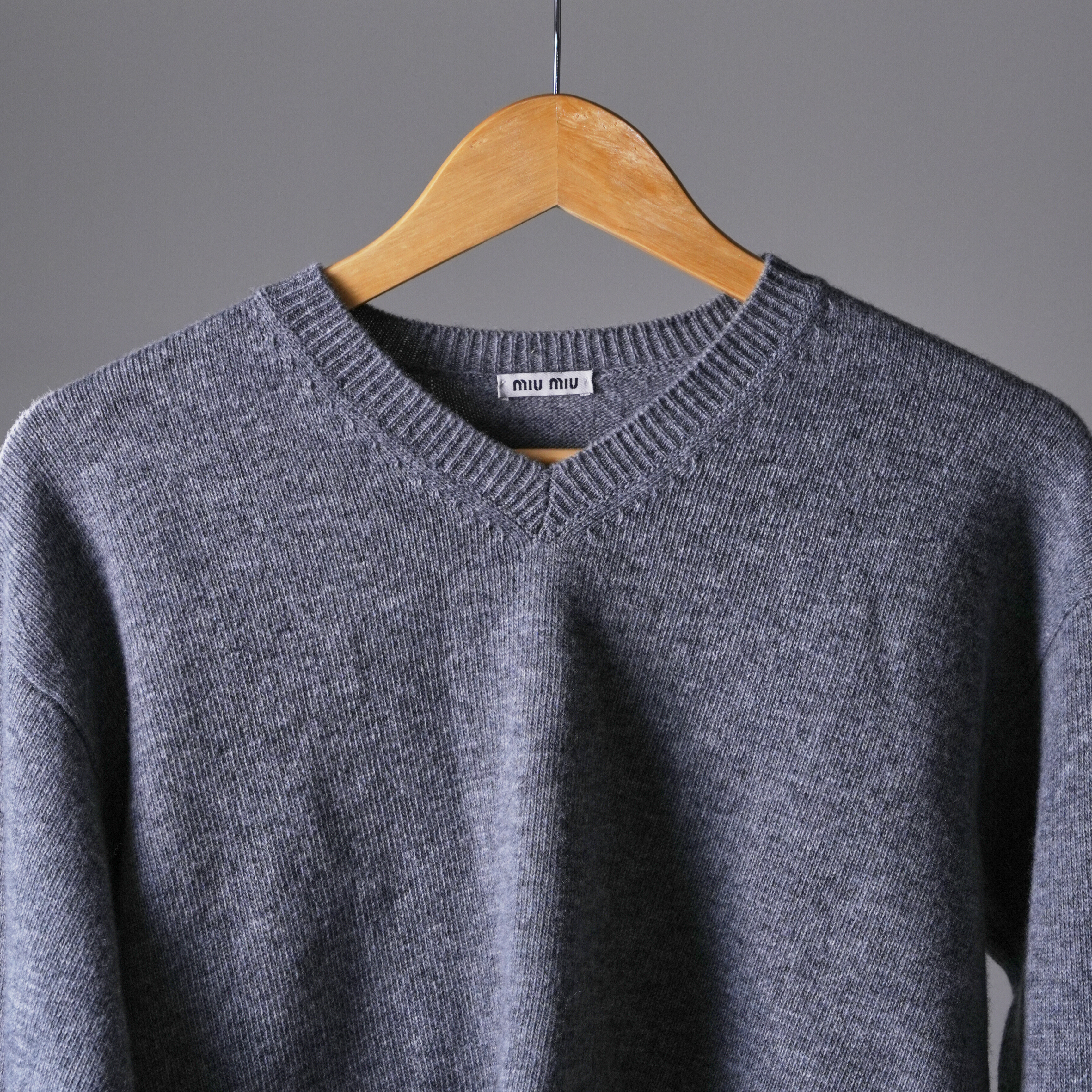 Miu Miu 灰色V領針織長袖毛衣36號