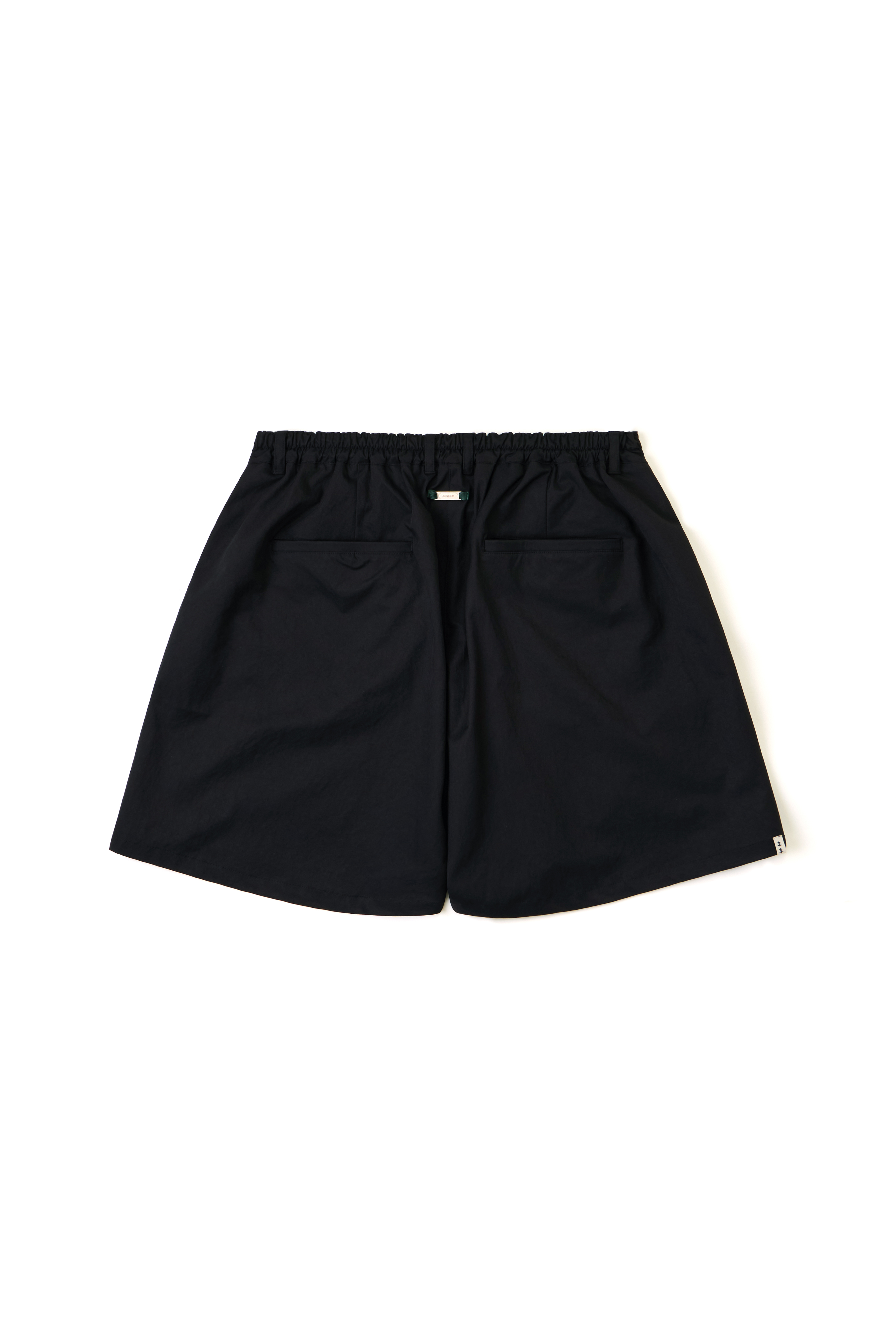 ARC TOTEM PLEATED SHORTS - BLACK