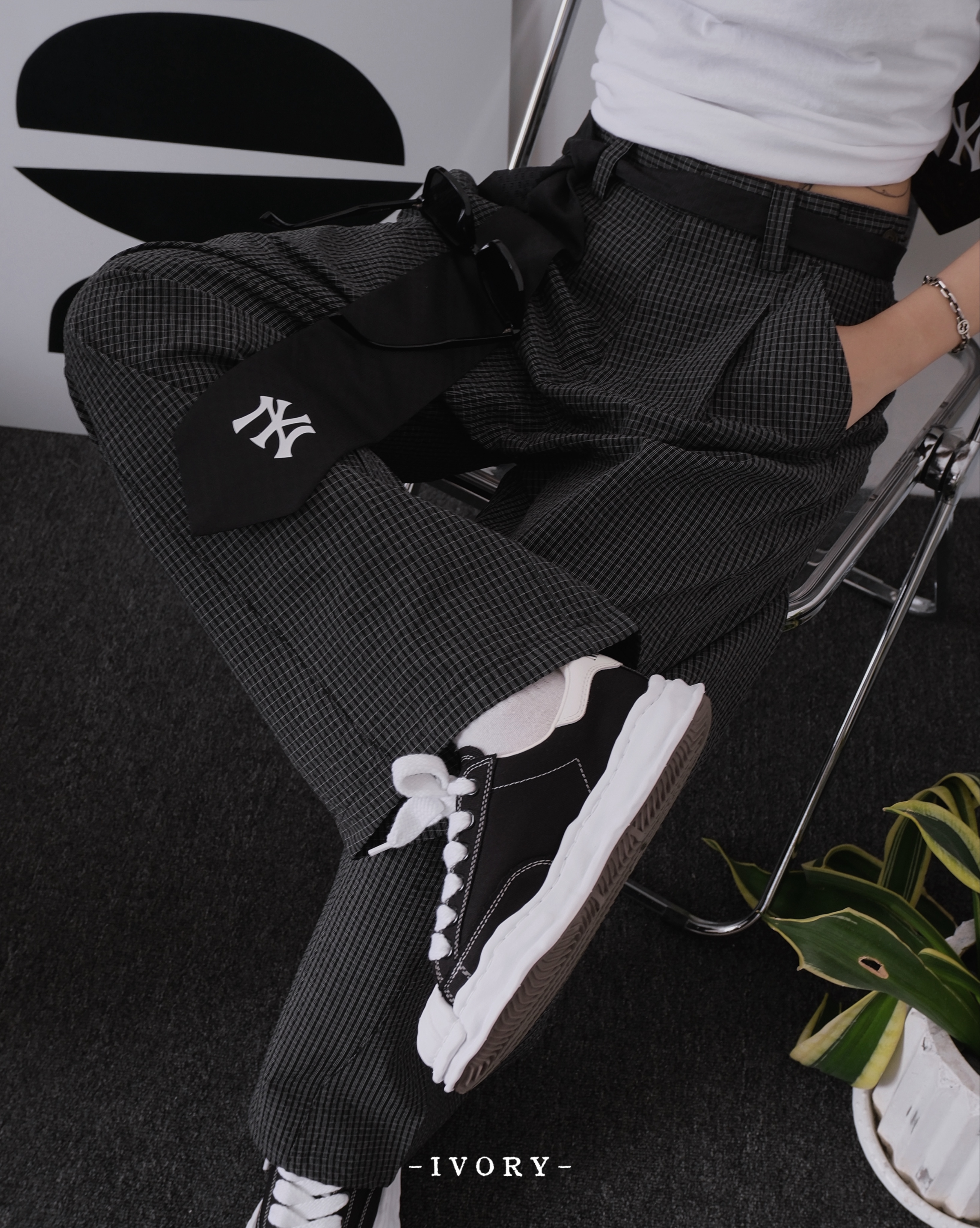 IVORY 細格紋 鈕扣設計 舒適透氣 彎刀褲 長褲 黑【CK6830】