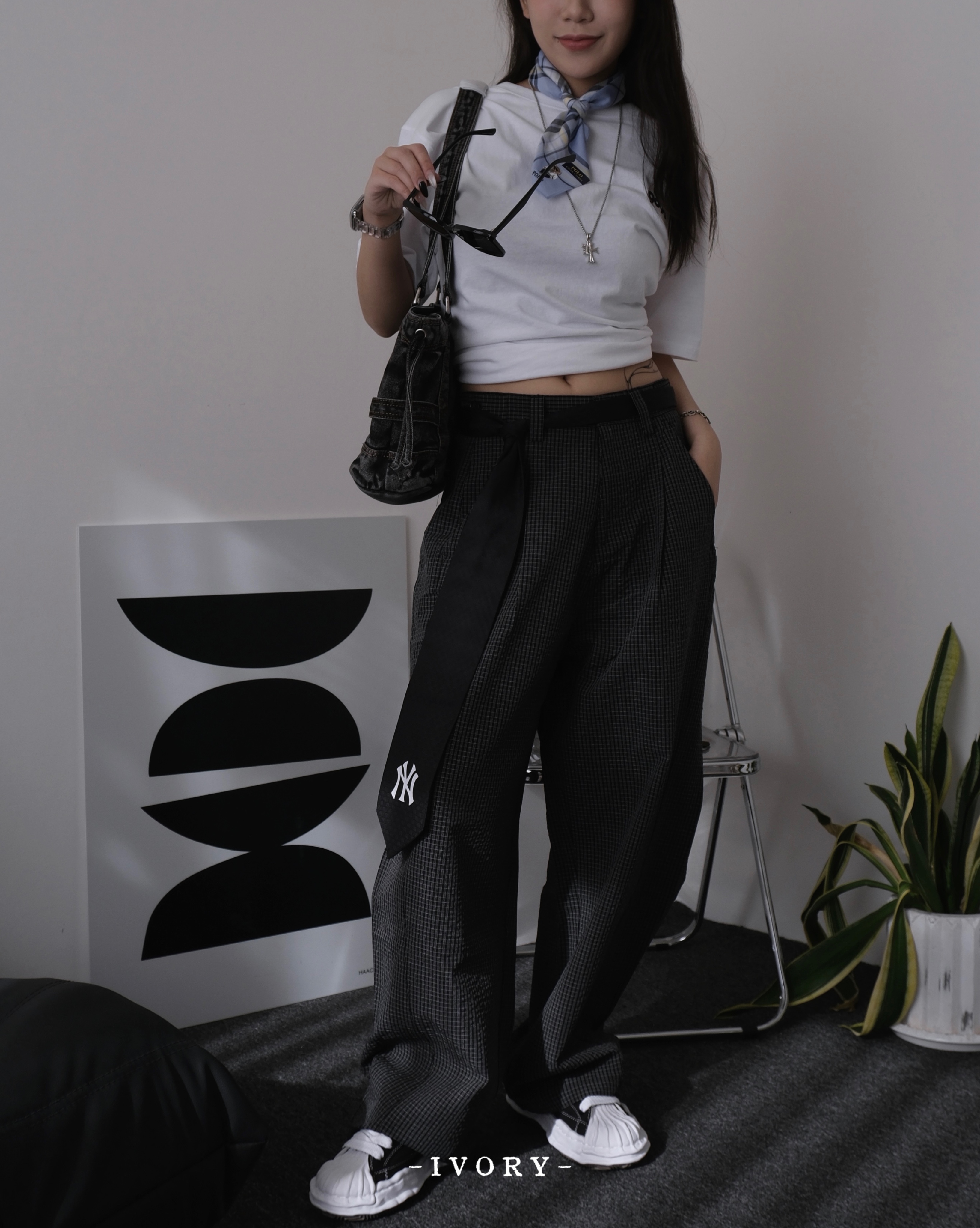 IVORY 細格紋 鈕扣設計 舒適透氣 彎刀褲 長褲 黑【CK6830】