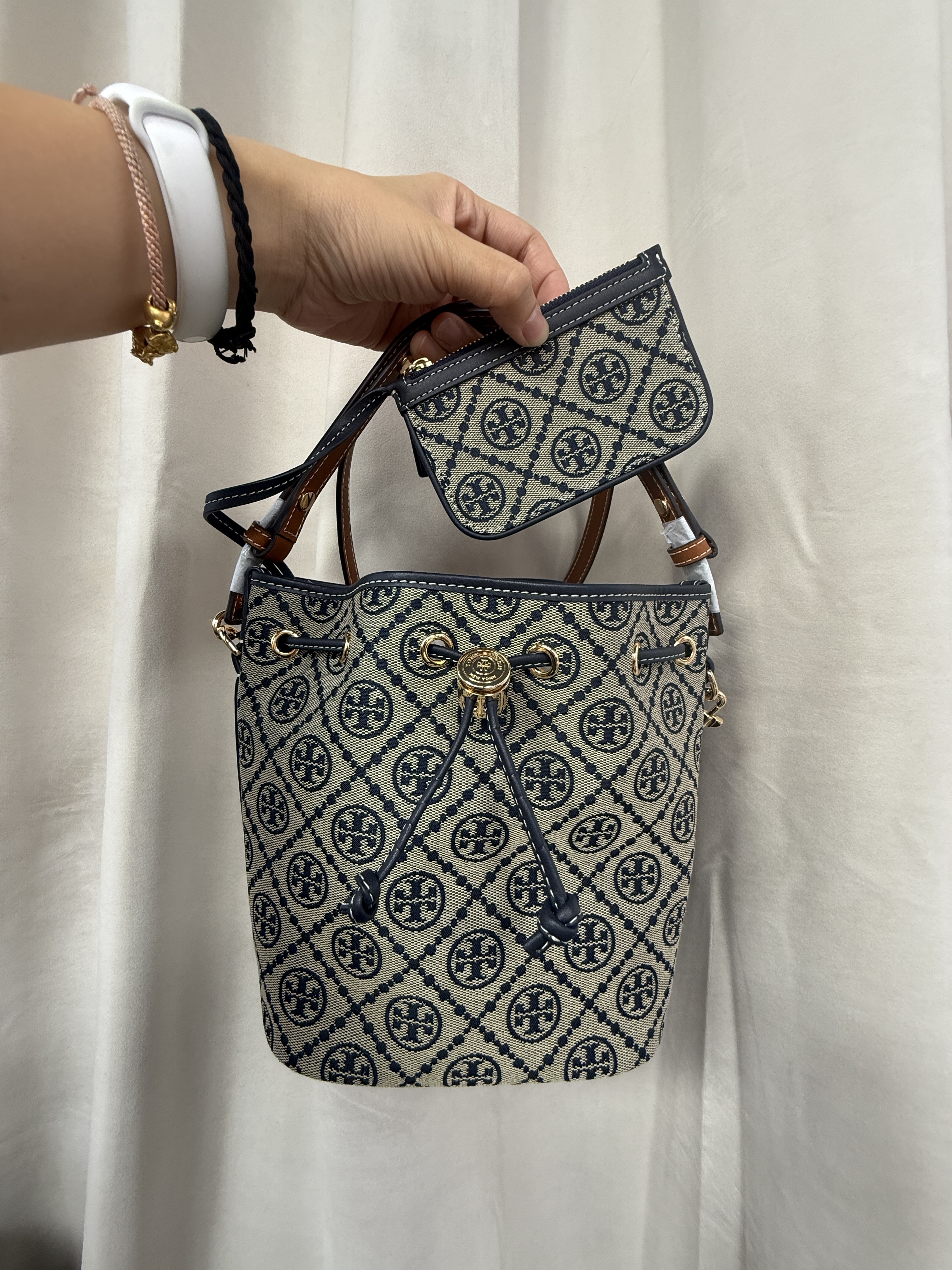 [5/6截] Tory Burch Monogram Bucket Bag ( 2025 年最新款~附送 coin case 一個 ) 美國 private sale 獨家優惠❗（此為預訂商品，如同一訂單中有其他現貨商品，現貨商品會安排先行寄出。）