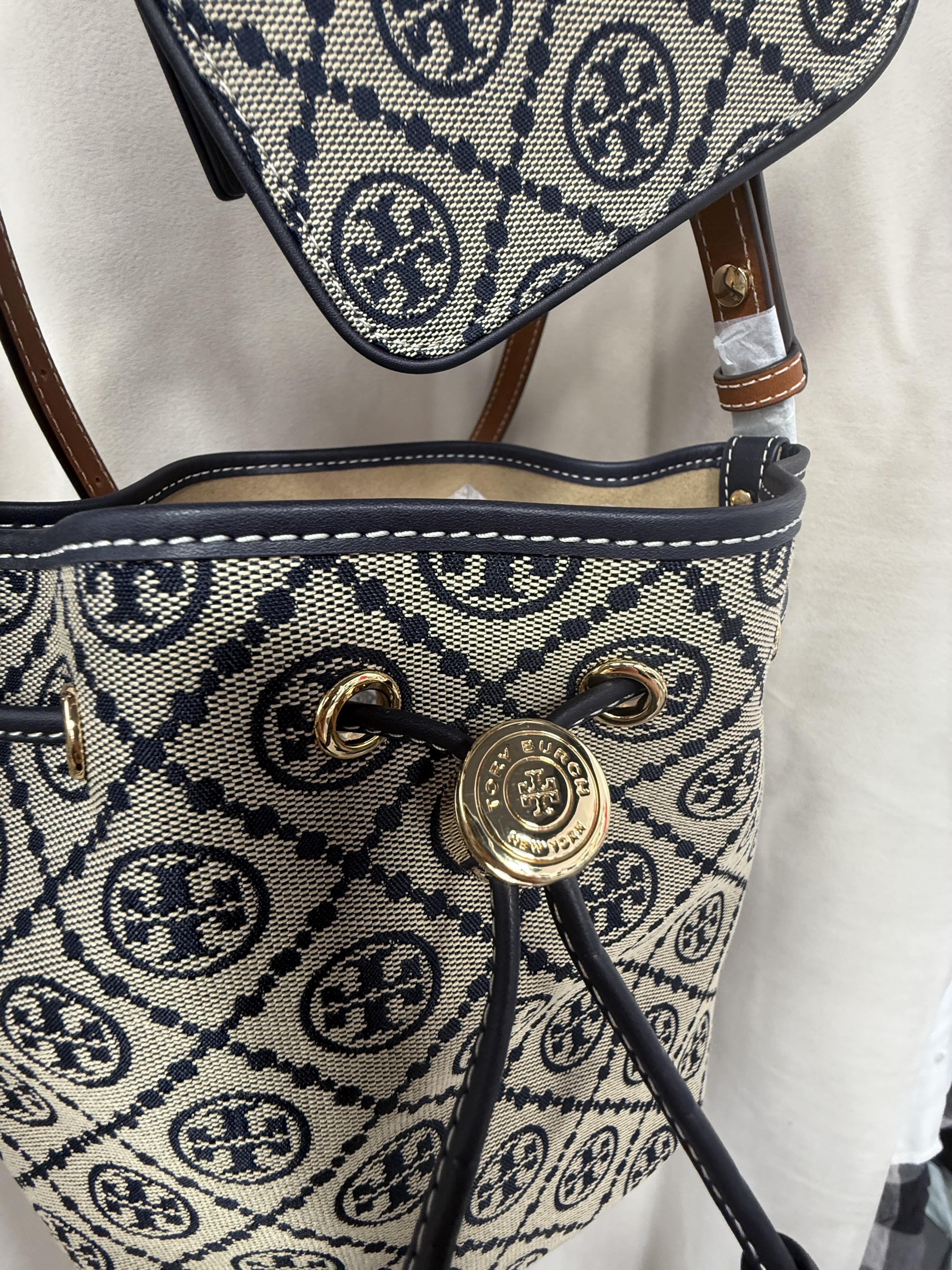 [5/6截] Tory Burch Monogram Bucket Bag ( 2025 年最新款~附送 coin case 一個 ) 美國 private sale 獨家優惠❗（此為預訂商品，如同一訂單中有其他現貨商品，現貨商品會安排先行寄出。）