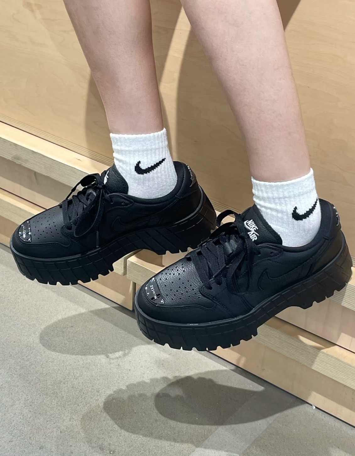 Jordan Air Jordan 1 女款 黑色 低幫休閒鞋 舒適百搭 防滑耐磨 HF3184-001