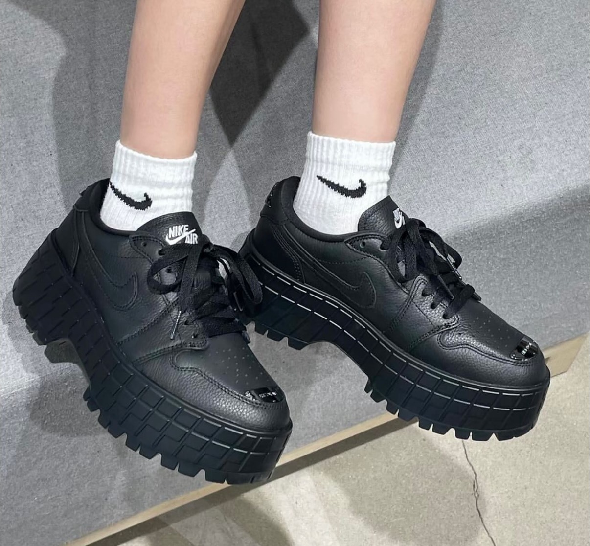 Jordan Air Jordan 1 女款 黑色 低幫休閒鞋 舒適百搭 防滑耐磨 HF3184-001