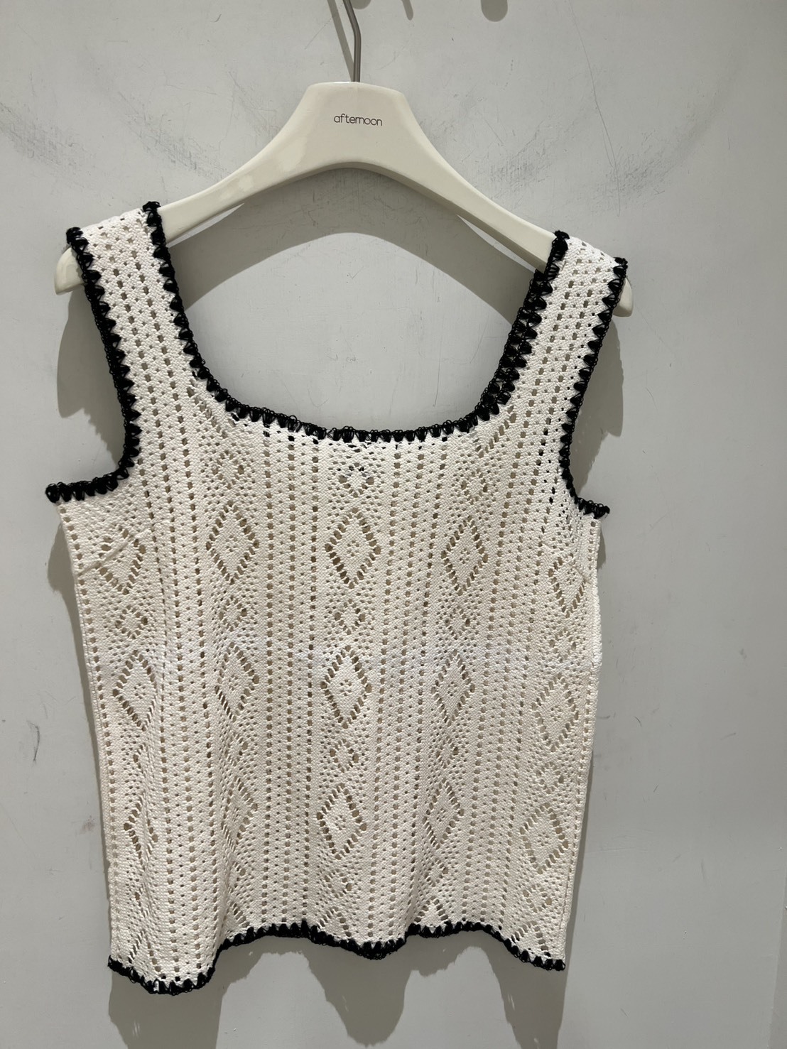 正韓滾邊雕格背心