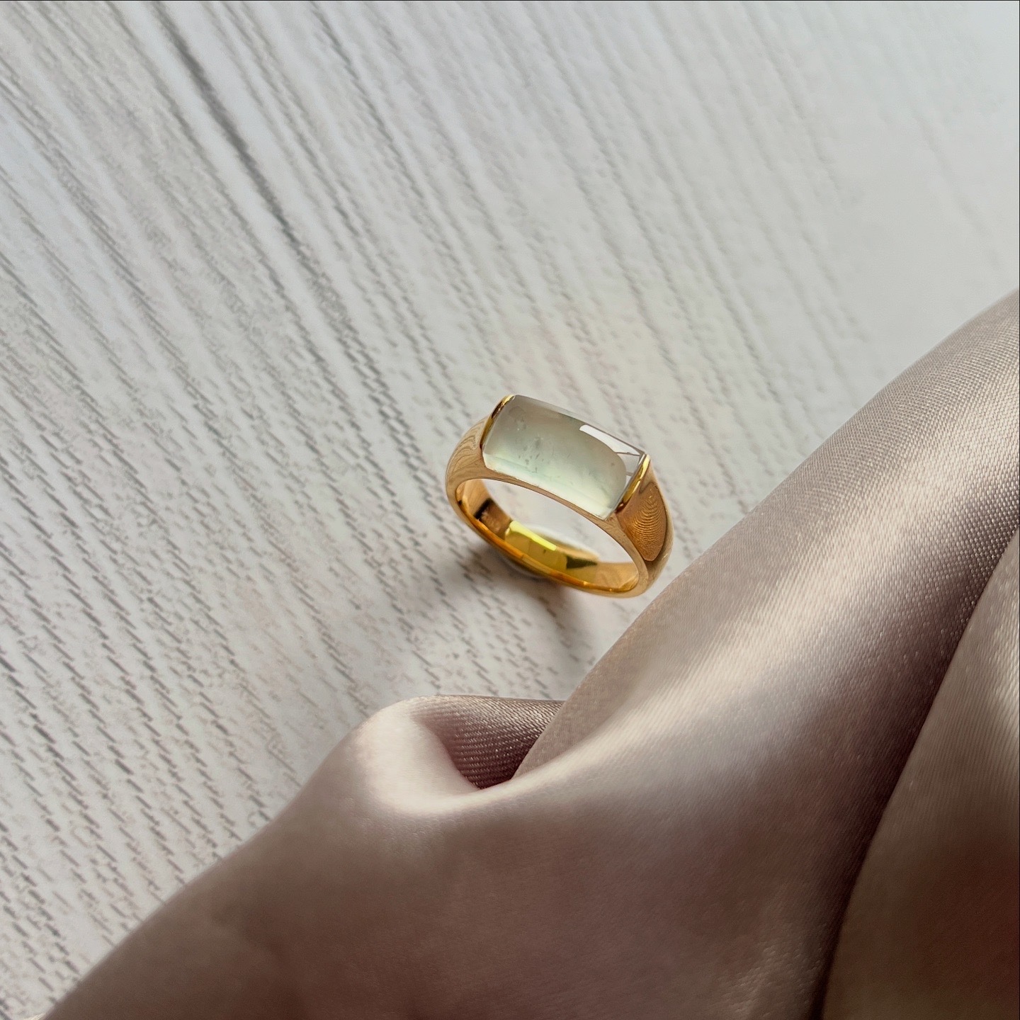 18k鑲嵌冰玻馬鞍戒