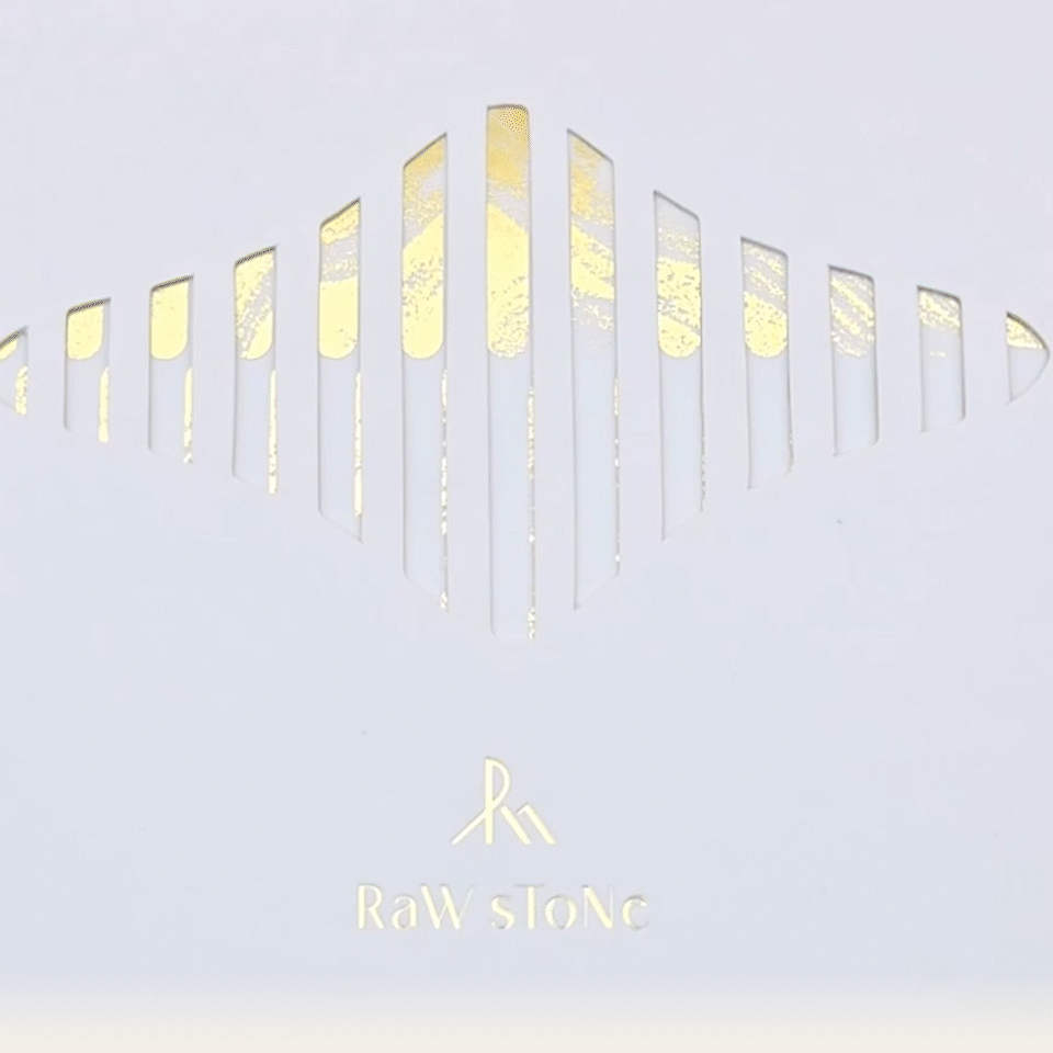 拉開盒子預告一場舌尖上層層堆疊冒險..Raw stone回到初衷,以羚羊谷Antelope Canyon紋理、山景倒影變化設計禮盒呼應天然、原始、不容妥協的精神;與乳酪溫潤、細緻、柔滑工藝,翻開甜點新的一頁…