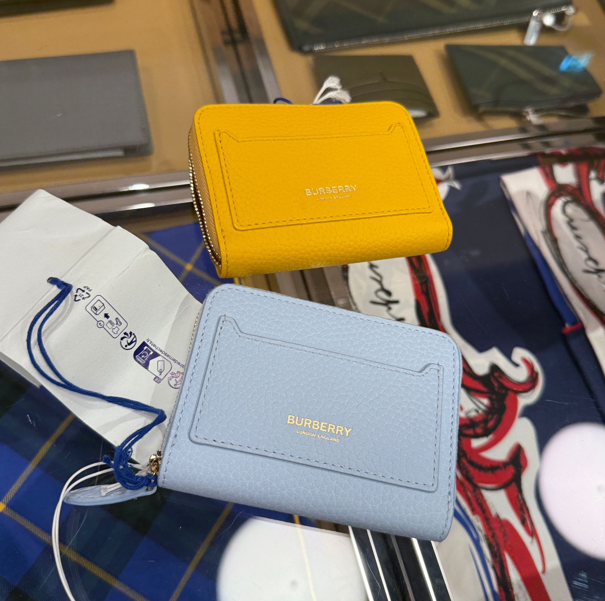 Burberry printed logo smalll zip wallet 2 colors