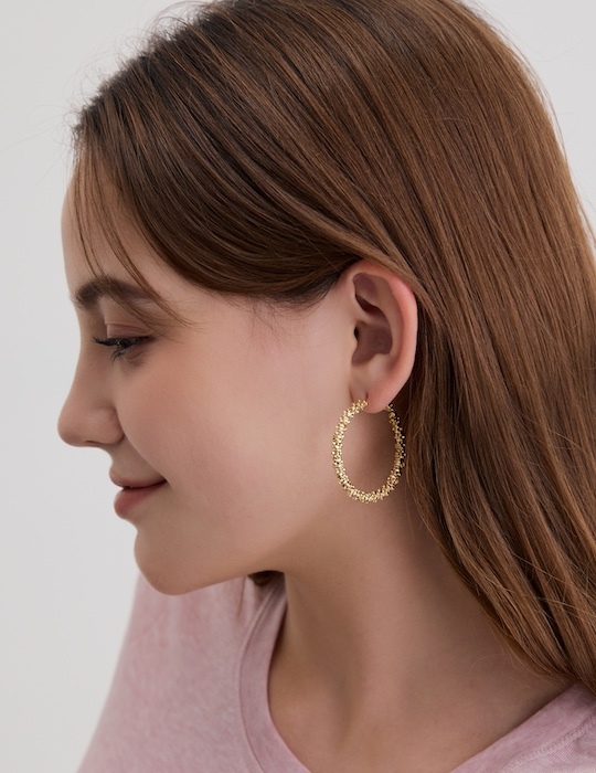 不規則閃爍圈圈。銀針耳環(金)