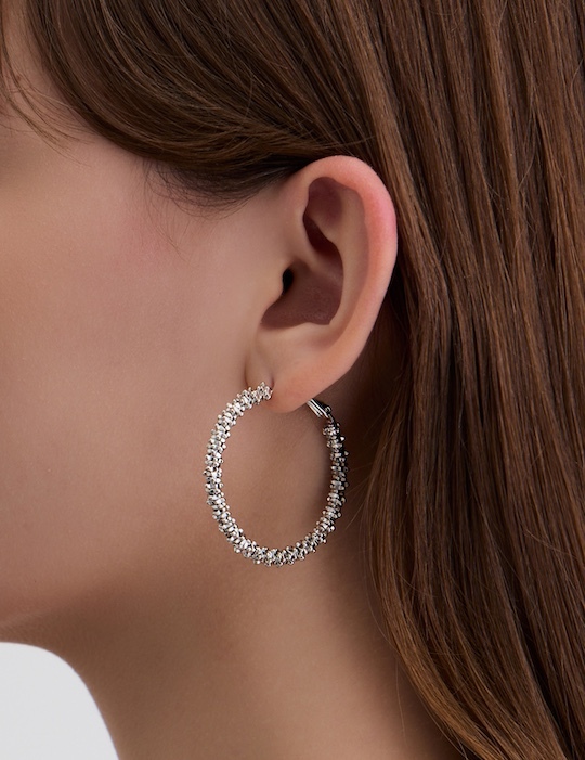 不規則閃爍圈圈。銀針耳環(銀)