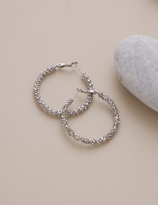 不規則閃爍圈圈。銀針耳環(銀)