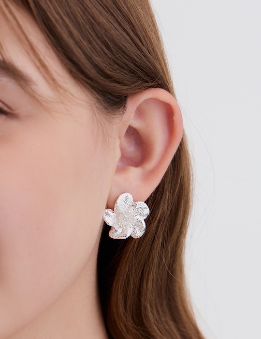 戀愛少女。銀針耳環