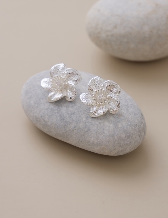 戀愛少女。銀針耳環