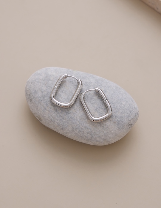 光面簡約方形。銀針耳環