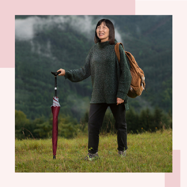一位女性在戶外開心的拿著防曬安全可調五段式登山傘