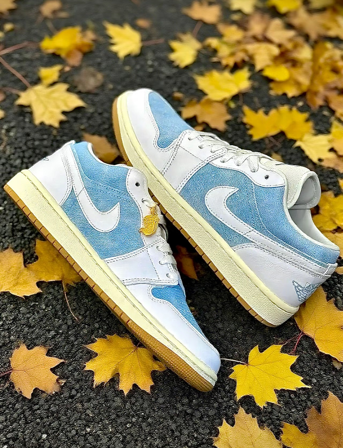女鞋 NIKE W AIR JORDAN 1 LOW SE 'Worn Blue' 丹寧藍白 吊飾 皮革 緩震 休閒鞋【HQ2004-400】AJ1
