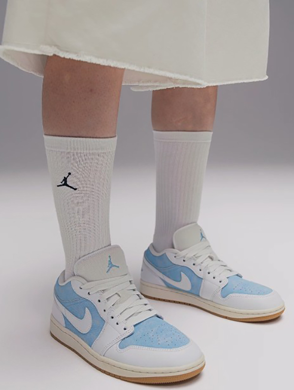 女鞋 NIKE W AIR JORDAN 1 LOW SE 'Worn Blue' 丹寧藍白 吊飾 皮革 緩震 休閒鞋【HQ2004-400】AJ1