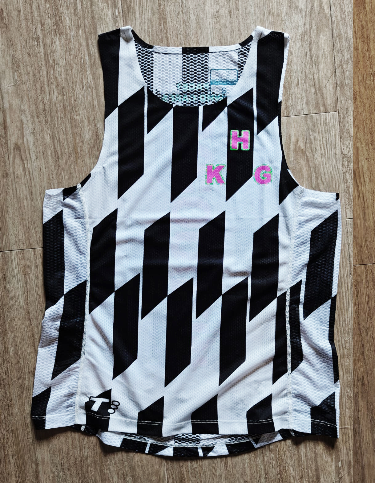 T3 Run Singlet HKG Small Black White