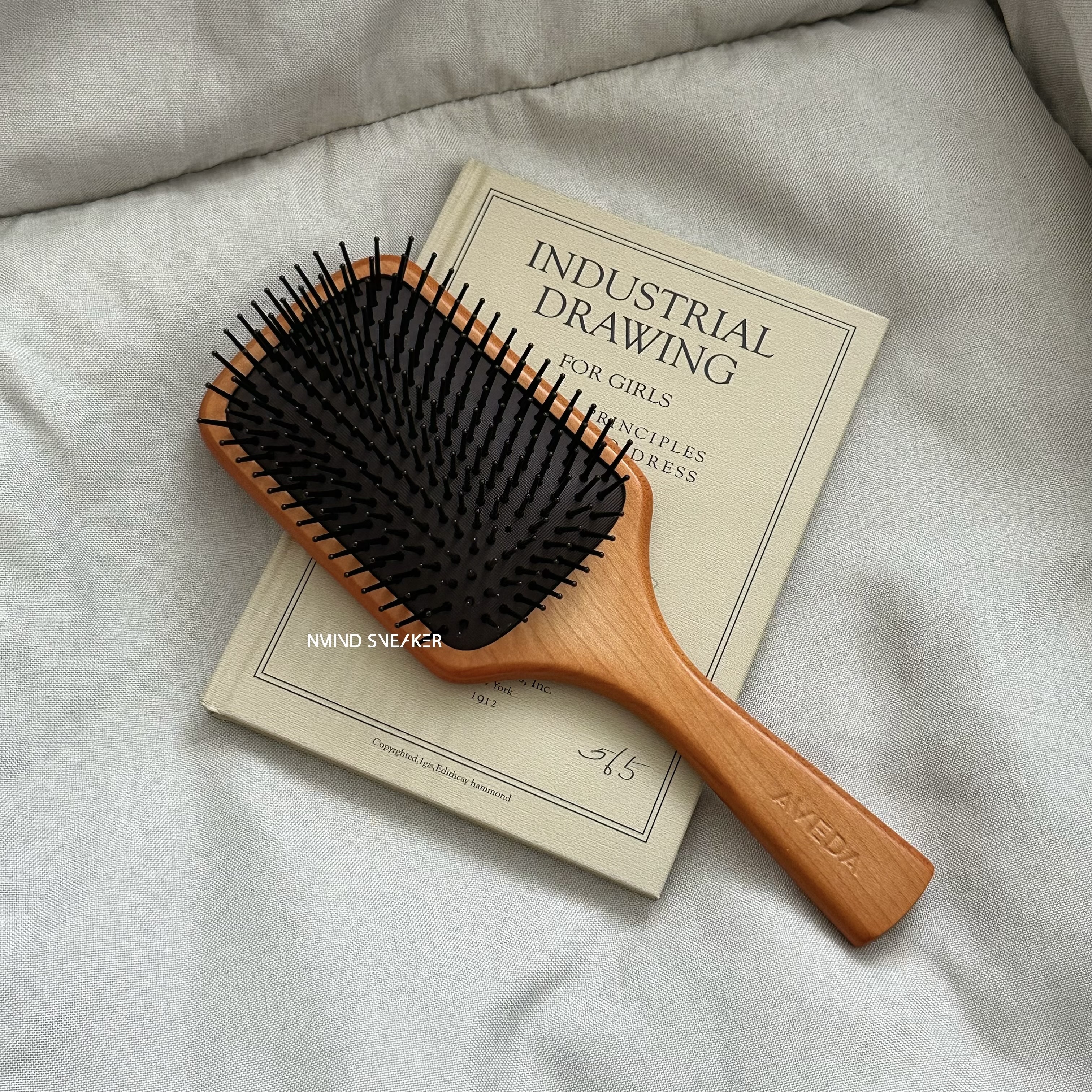 Aveda 氣囊木質髮梳