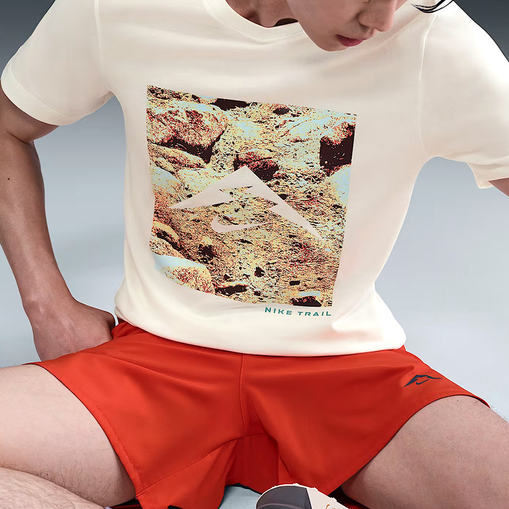 Nike As M Nk Df Tee Trail Energy 男款 米色 印花 休閒 短袖 HV4149-133