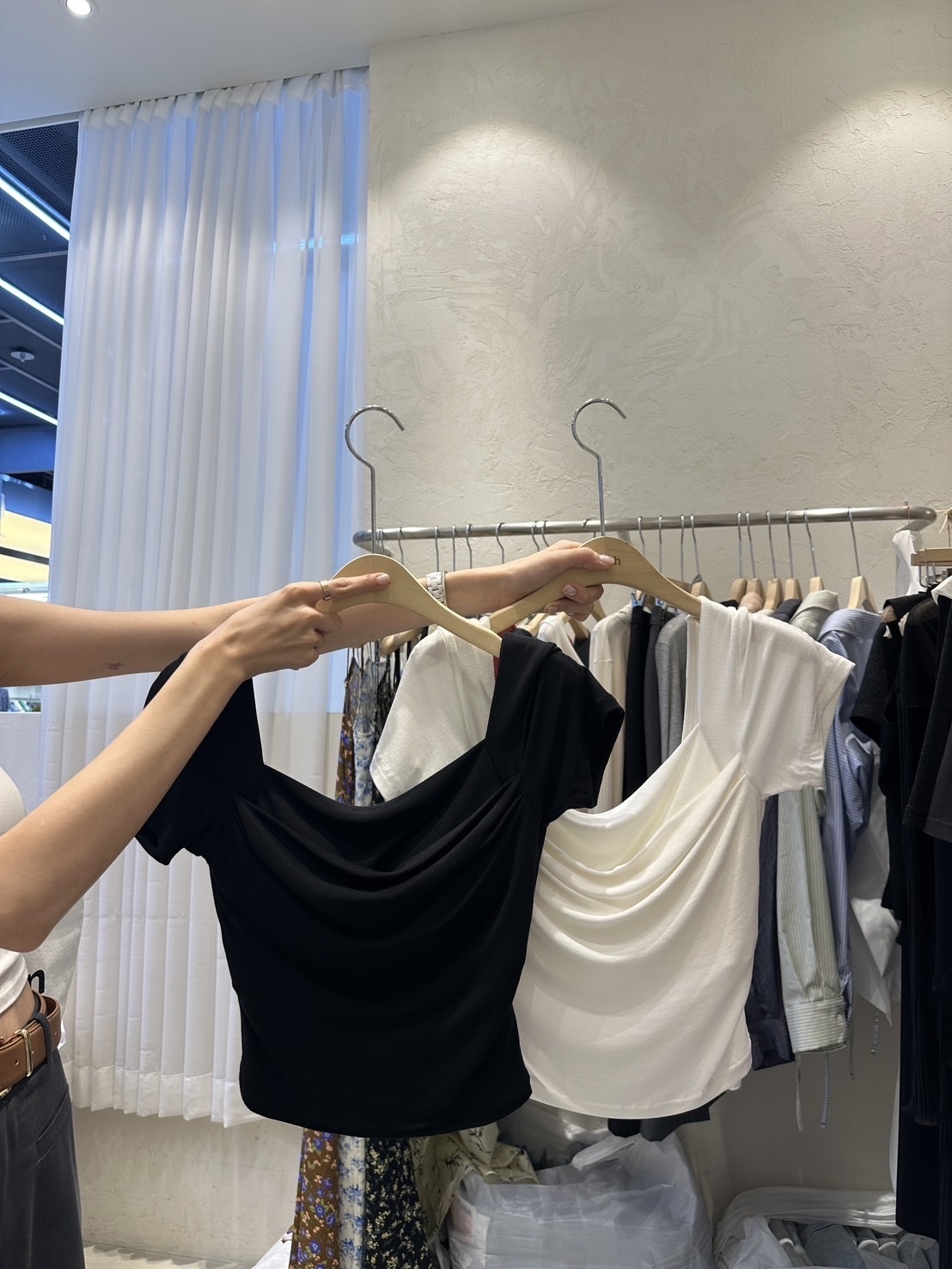 【韓國連線款】露背方領皺褶領口上衣（有罩杯）