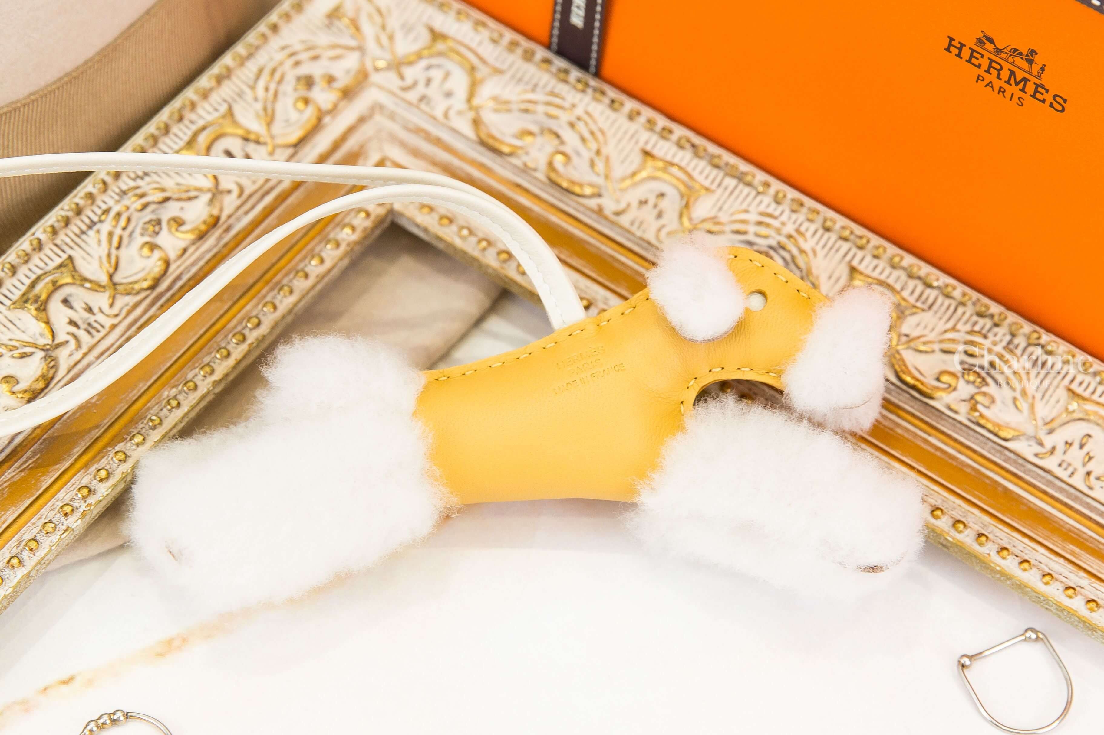 Hermès Hermès Budy Charm 稻草黃/奶昔白羊毛獵狐梗犬吊飾-Charline Boutique 精品代購