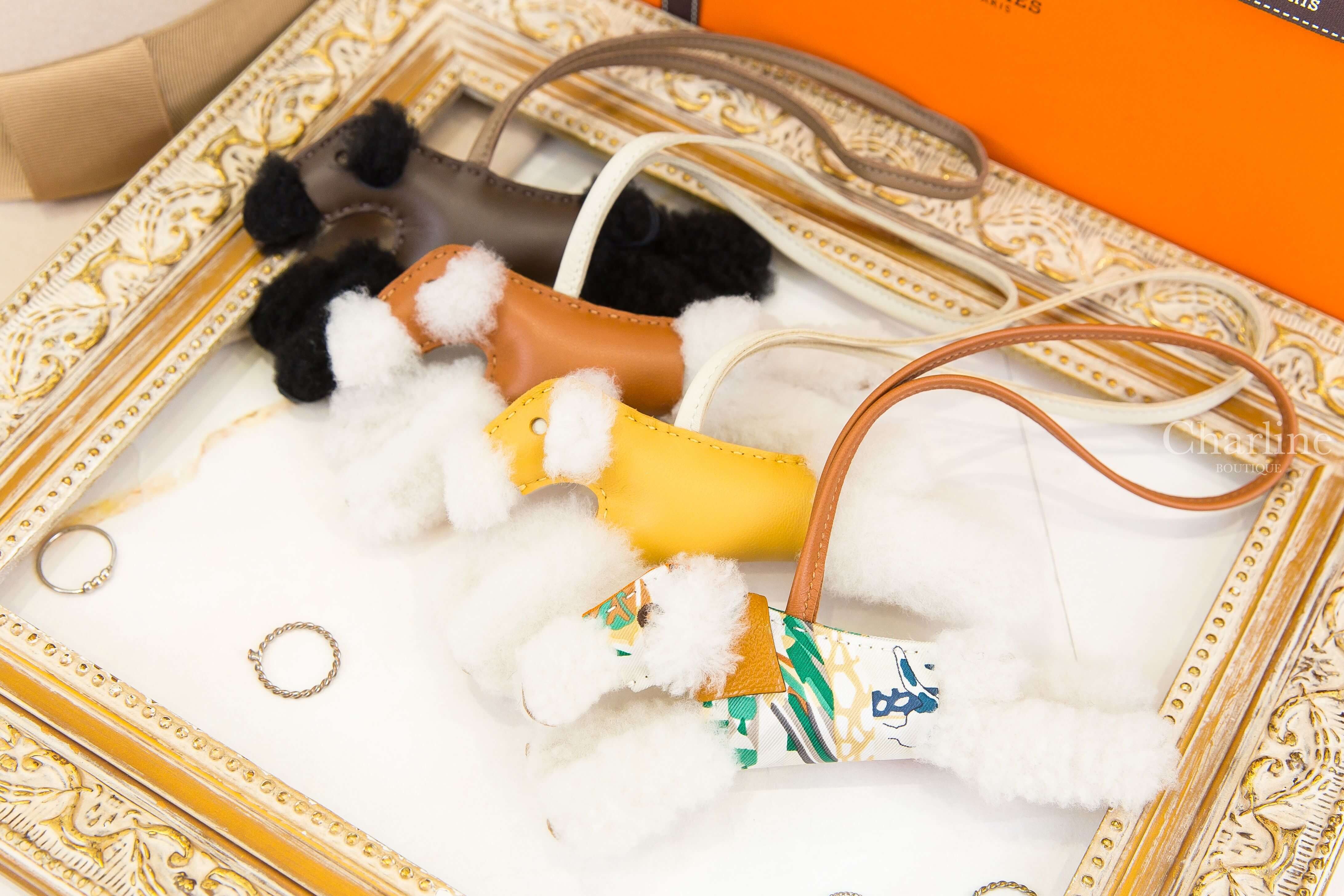 Hermès Budy 稻草黃/奶昔白羊毛獵狐梗犬吊飾,焦糖色/奶昔白羊毛獵狐梗犬吊飾,巧克力色/大象灰/黑色羊毛獵狐梗犬吊飾,焦糖色羊皮掛繩/彩色真絲衣服羊毛獵狐梗犬吊飾-Charline Boutique 精品代購