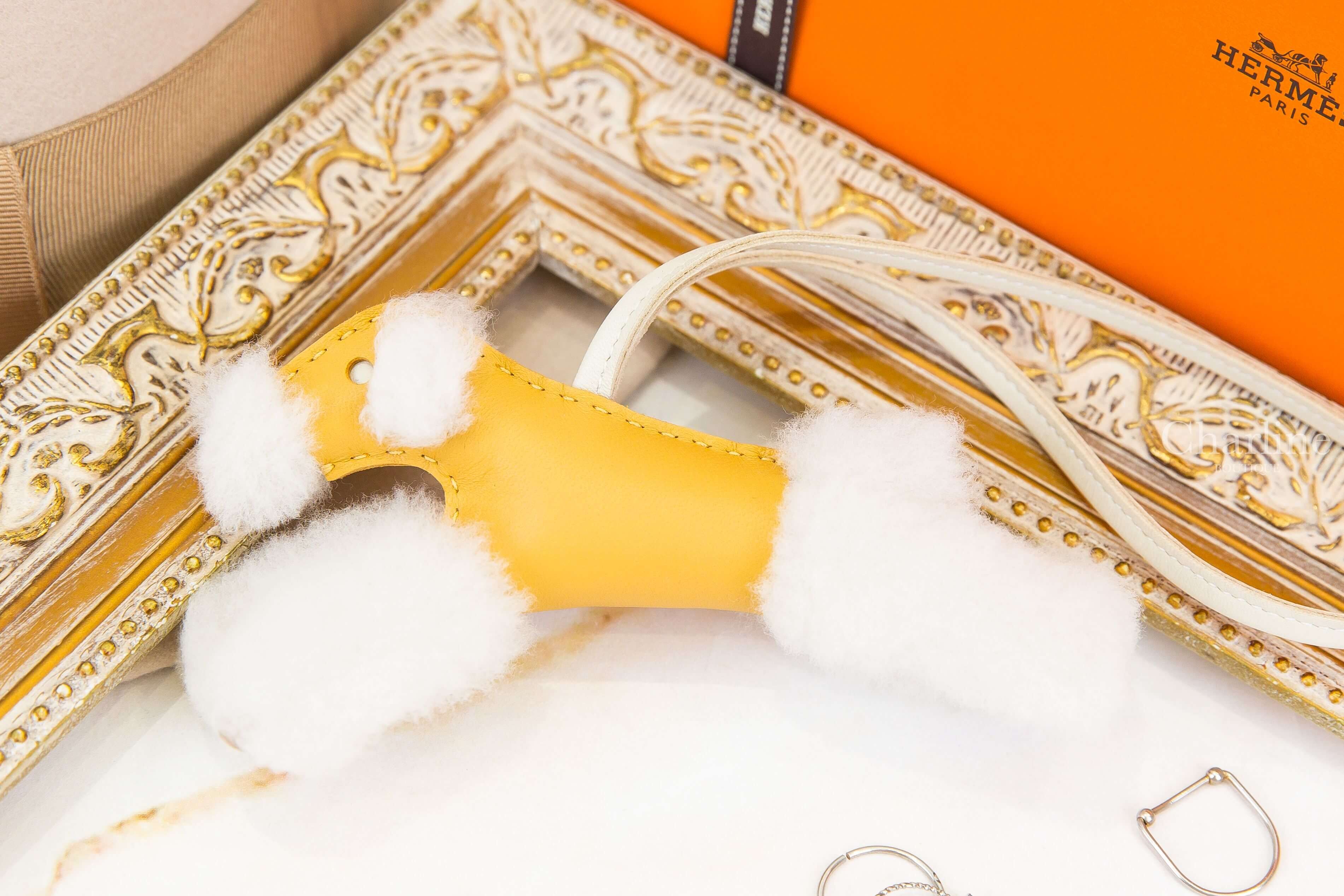 Hermès Hermès Budy Charm 稻草黃/奶昔白羊毛獵狐梗犬吊飾