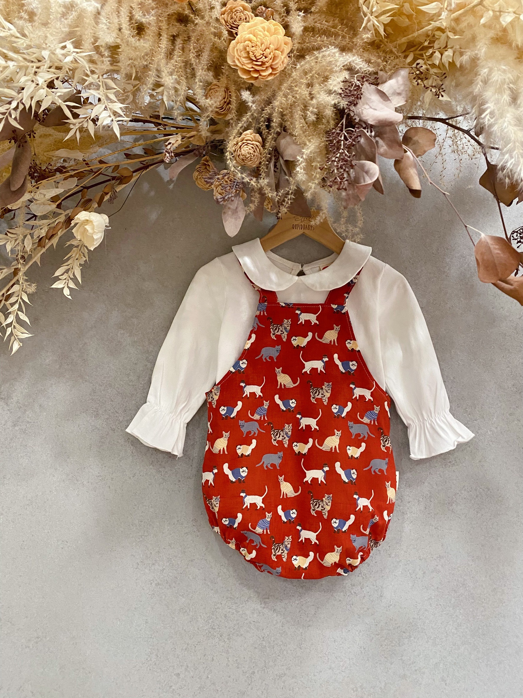 紅穿衣服貓咪 吊帶包屁衣(80)