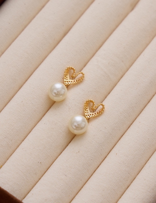 蕾絲愛心珍珠。銀針耳環