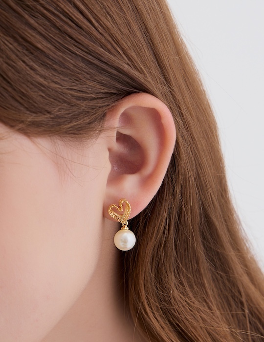 蕾絲愛心珍珠。銀針耳環