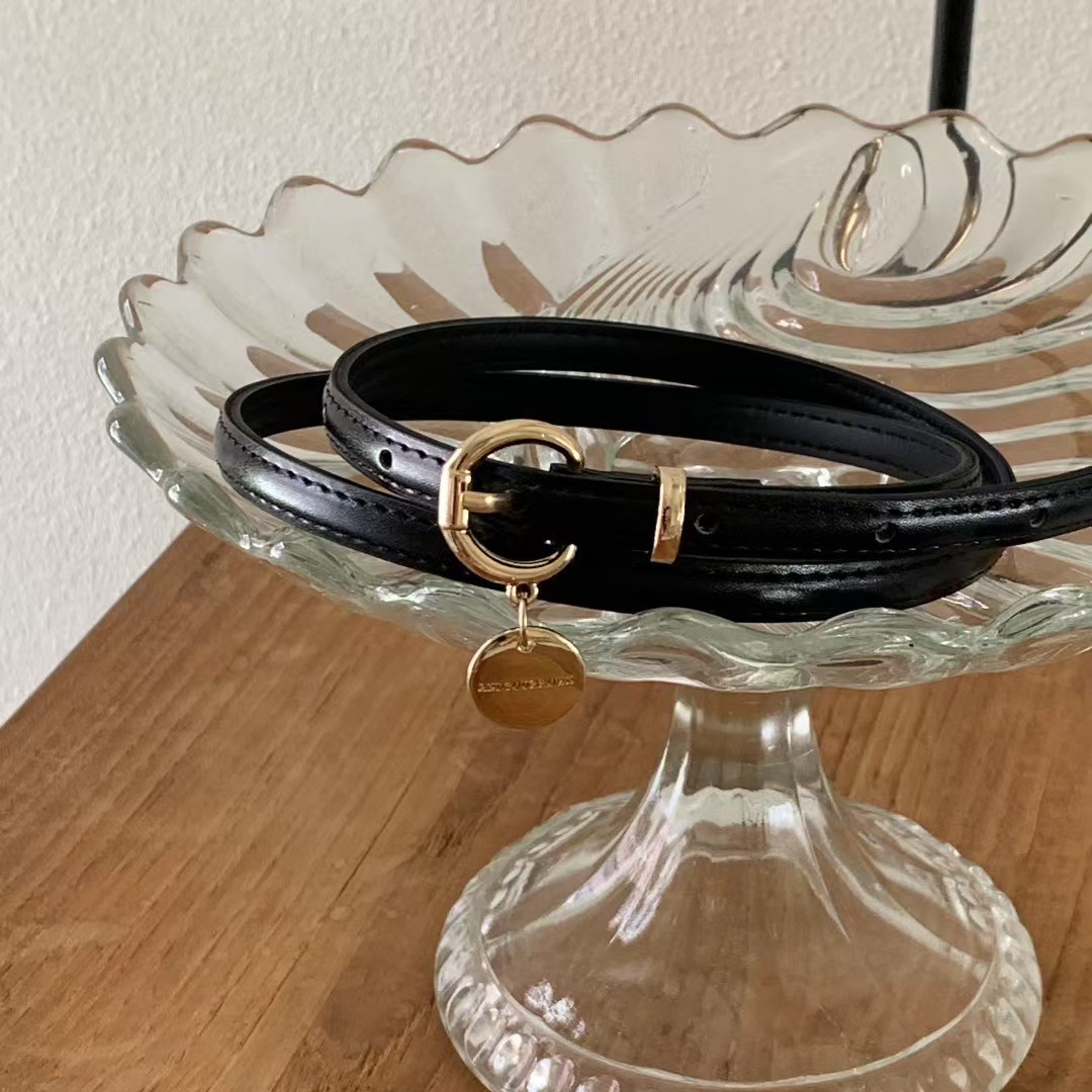 圓牌小墜飾造型細版皮帶