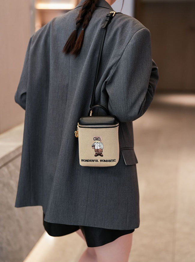 果子狸熊手機包-米白現貨