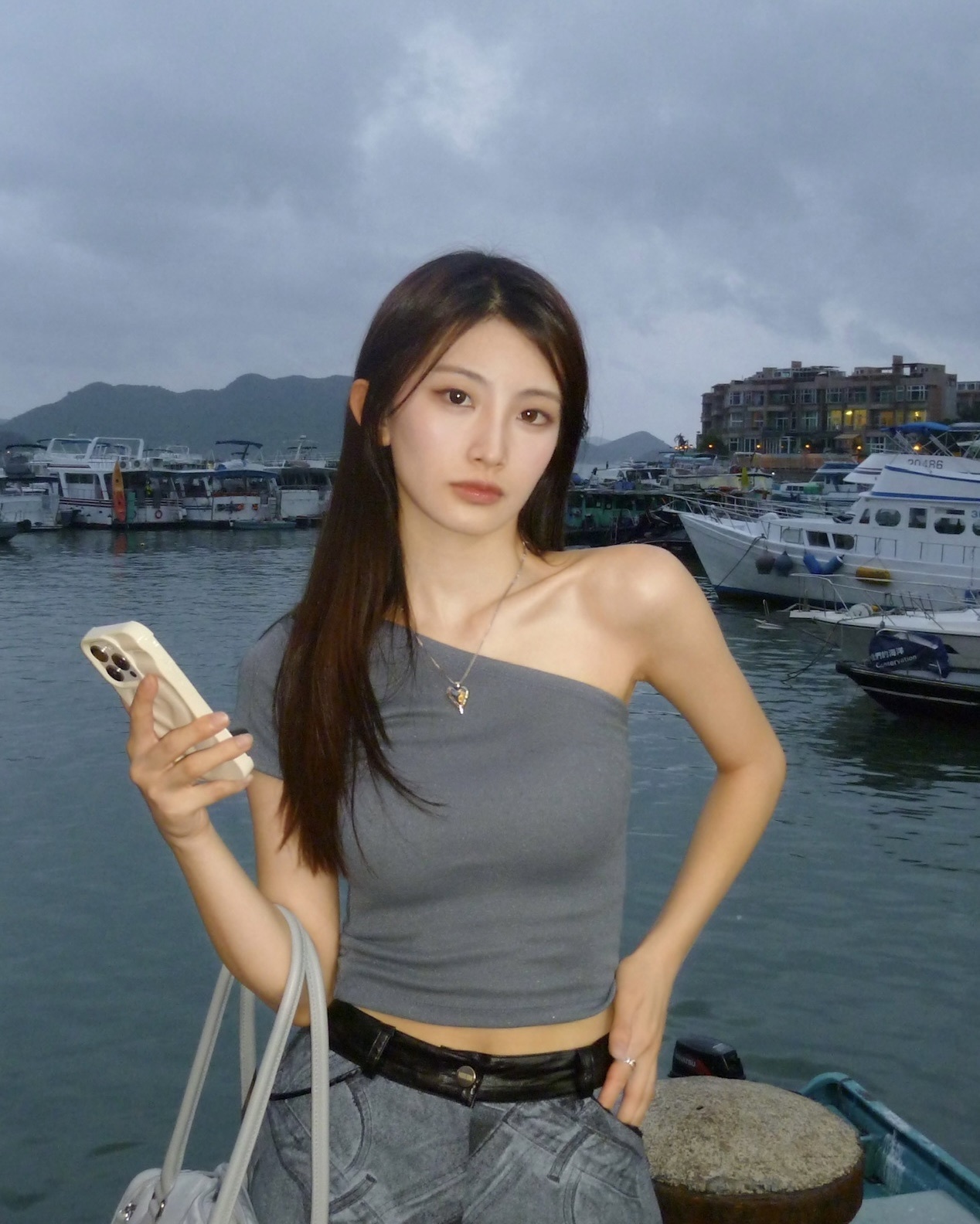 #T008 單肩短款上衣