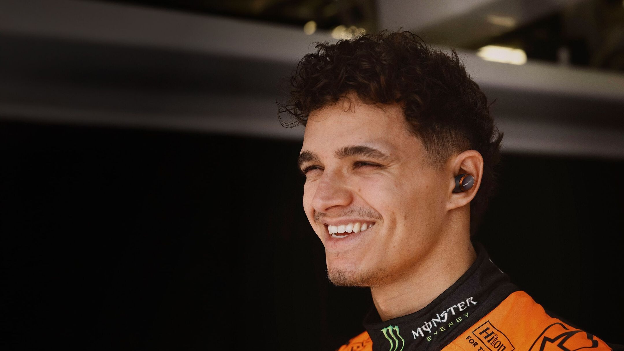 McLaren 車手 Lando Norris 使用 B&W 耳機