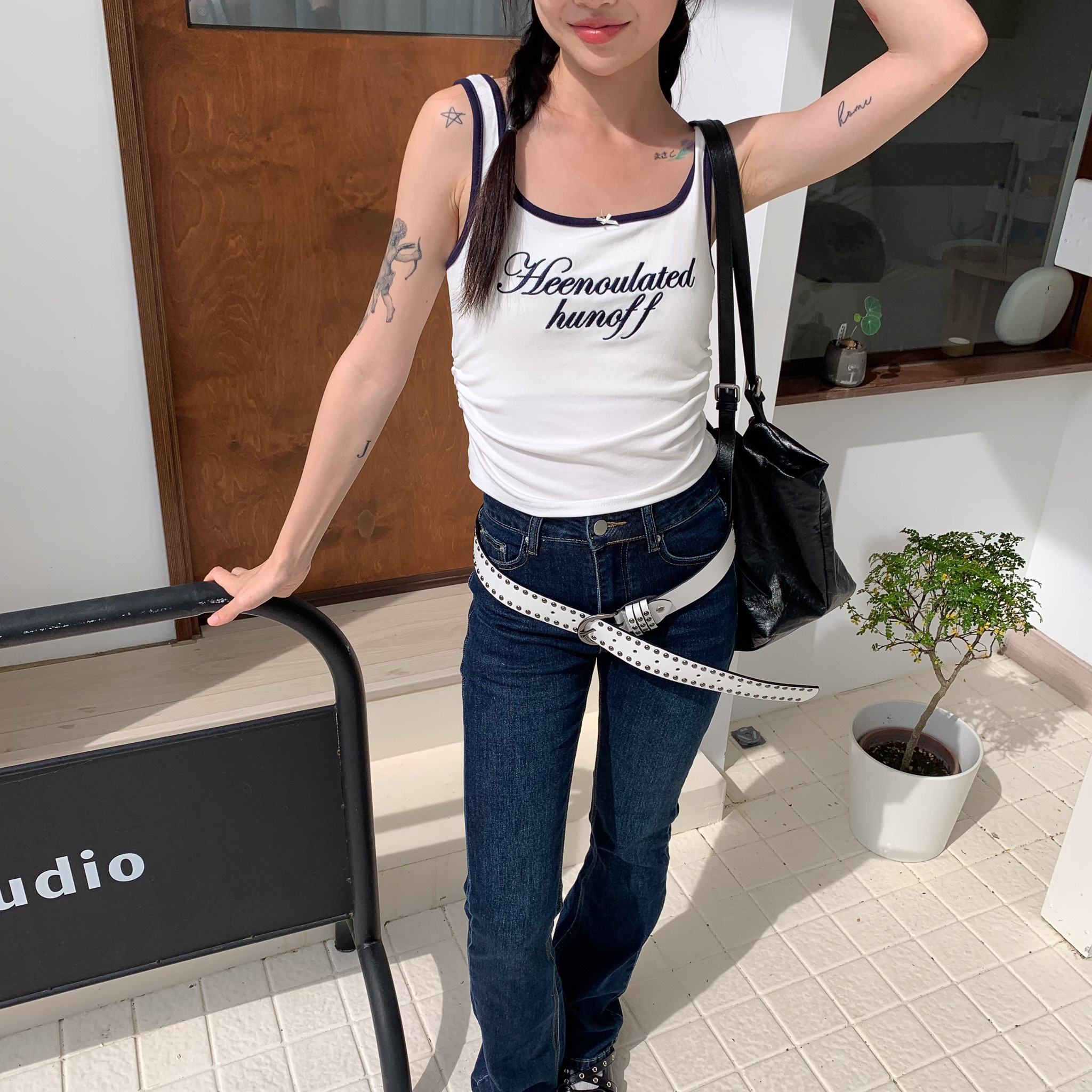 ISA_甜酷日記 芭蕾風刺繡字母側抓皺滾邊吊帶_57049