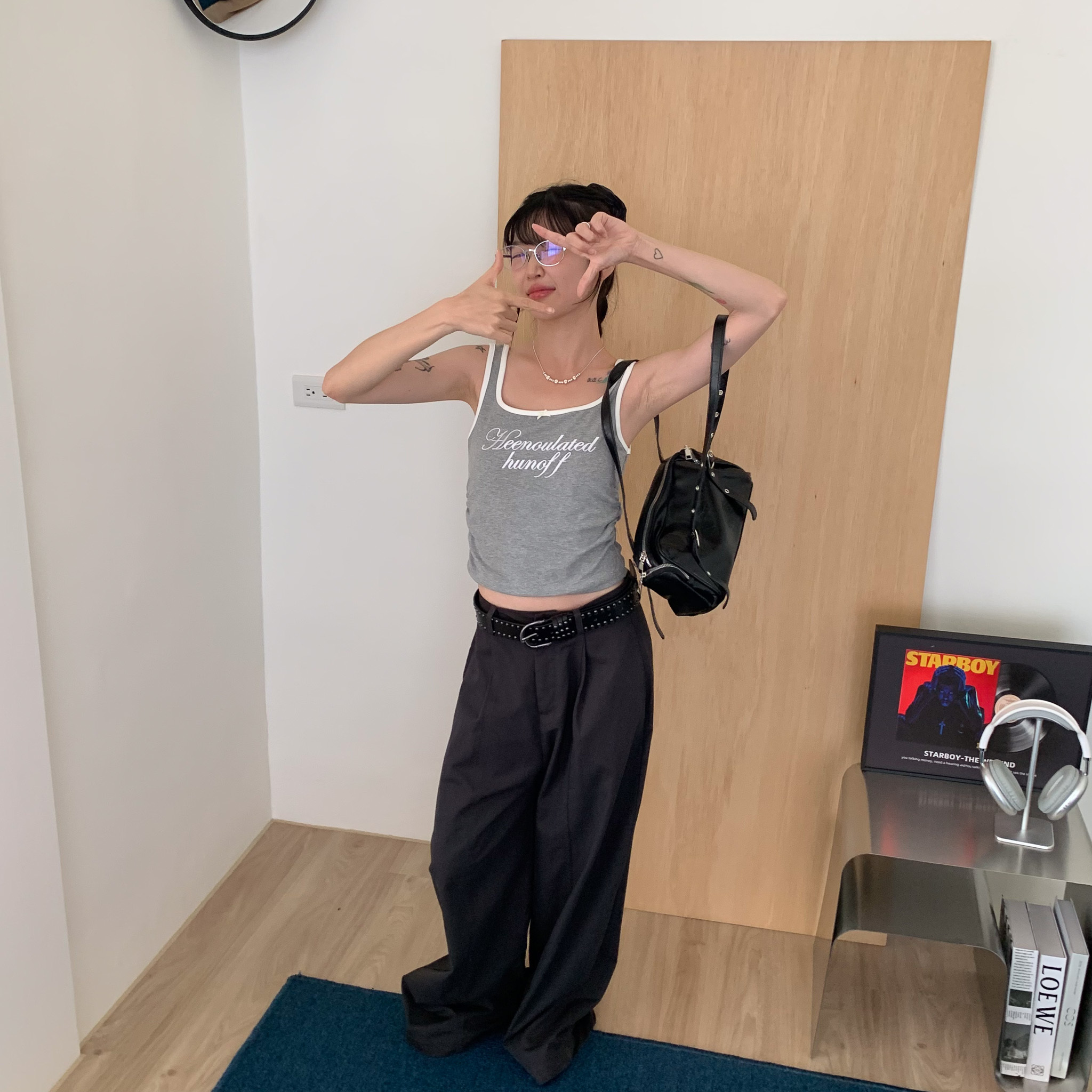 ISA_甜酷日記 芭蕾風刺繡字母側抓皺滾邊吊帶_57049