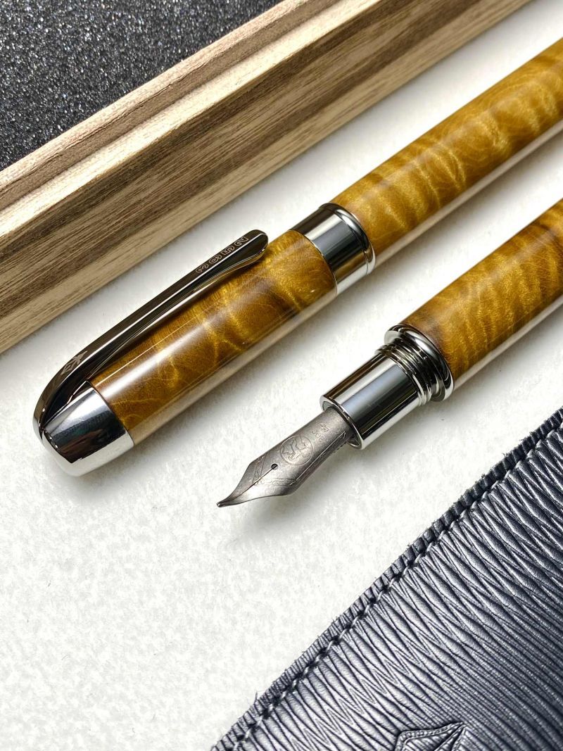3952老山羊-大鵬灣金絲楠木高清高亮版書法鈦尖鋼筆