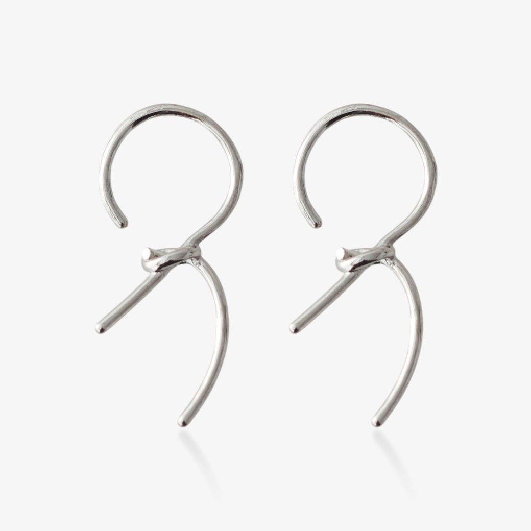 極細線條打結耳環