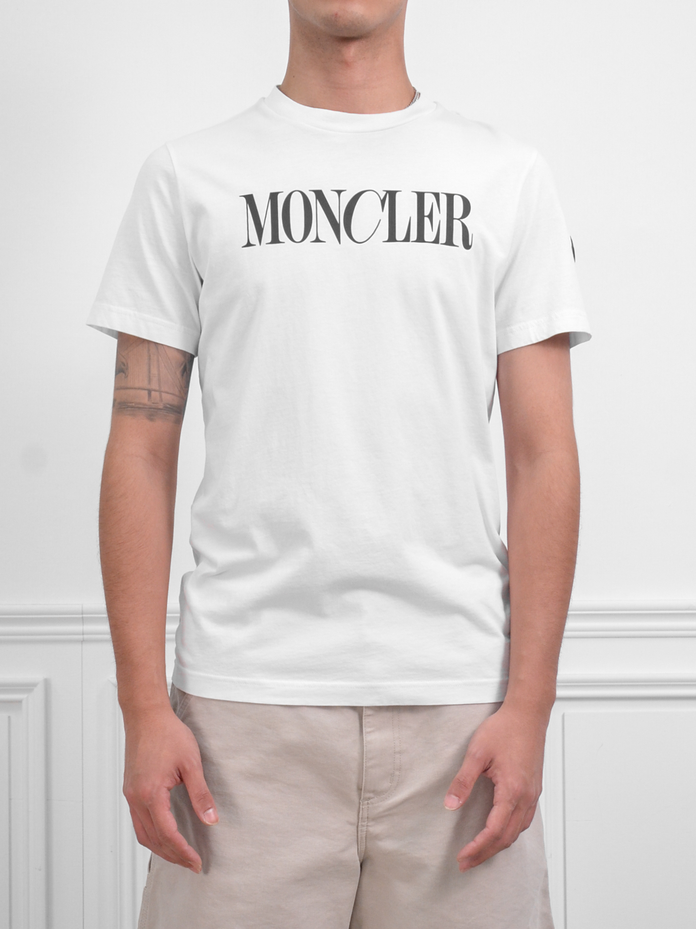 Moncler Logo T-Shirt 胸前字樣短袖 黑/白【8C000 31 89A17】